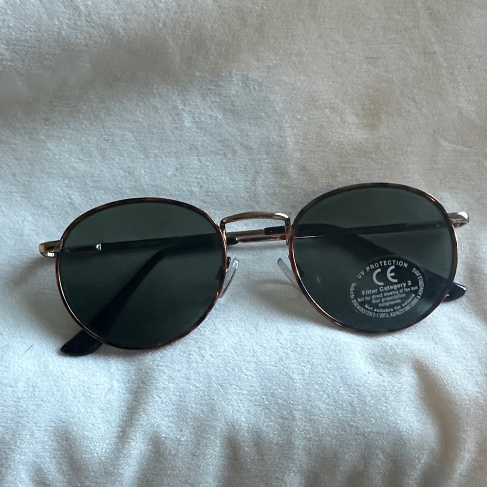 Round Sunglasses with Gold Frame and Dark Lenses